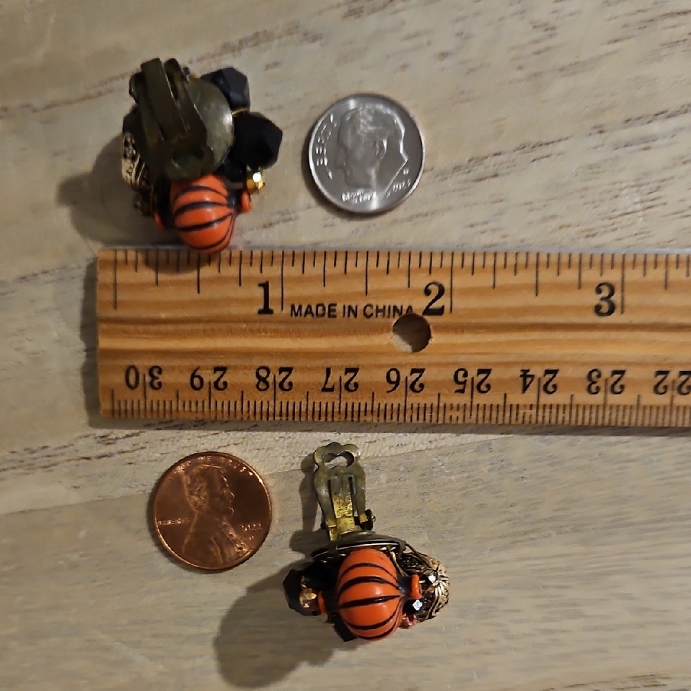 Vintage Beaded Cluster Striped Orange and Black Clip-On Earrings Gold Tone - Picture 2 of 6